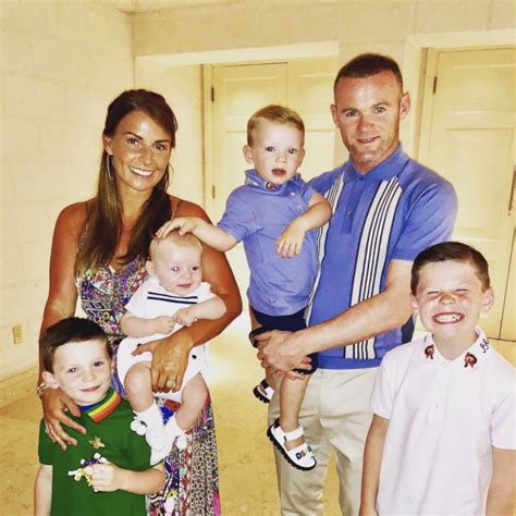 Welcome to the official website of wayne rooney, where you can learn more about wayne, the wayne rooney foundation and keep up to date with his latest news. Wayne Rooney teilt den seltenen Schnappschuss der ganzen ...