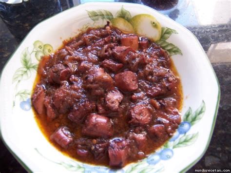 Mazarlo/golpearlo repetidas veces contra las piedras agarrándolo por la cabeza. Pulpo en salsa