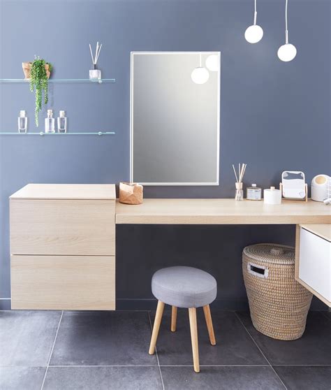 Un coin coiffeuse au style scandinave dans la salle de ...