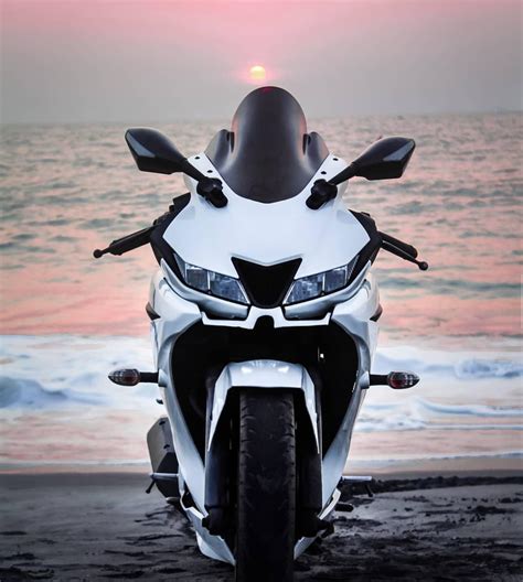 The only catch though in the indian version is that as it is modified to suit the indian subcontinent's streets, there is no usd forks up front and so it gets a telescopic set, which are. Yamaha R15 V3 BS 6 Top Speed, R15 V3 Modified, Colour
