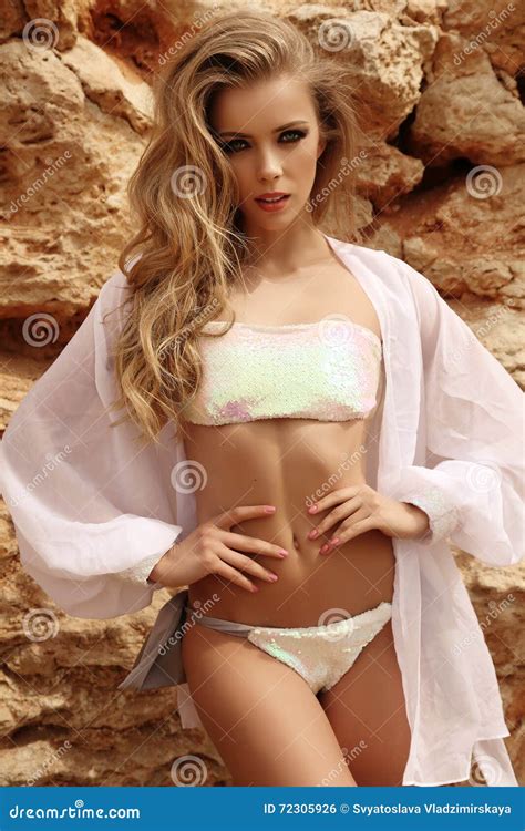 Donna Sexy Con Capelli Biondi In Bikini Che Posa Sulla Spiaggia Di My
