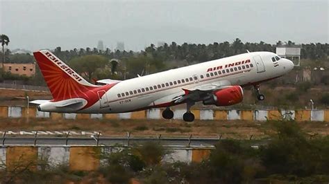 حادثة محرجة جديدة للخطوط الهنديةسقوط مضيفة من باب الطائرة
