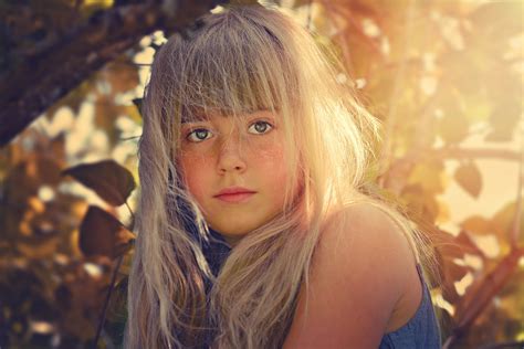 무료 이미지 자연 사람 소녀 여자 사진술 햇빛 전망 초상화 모델 가을 어린이 인간의 레이디 닫기