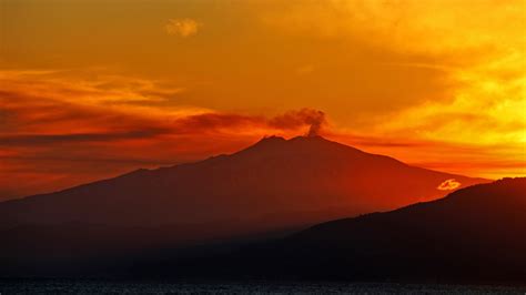 2560x1440 Volcano In Italy Sunset 1440p Resolution Wallpaper Hd Nature