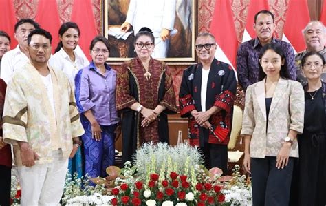 Ketua Dekranasda Provinsi Bali Membuka Webinar Bincang Mode Bersama