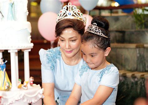 Temubual penuh erra fazira bersama media di pelancaran produk duta produk faithfleur. Erra Fazira dan Anak Di Majlis Harijadi