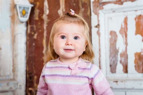 Petite Fille Blonde Drôle étonnée Avec De Grands Yeux Gris Photo stock