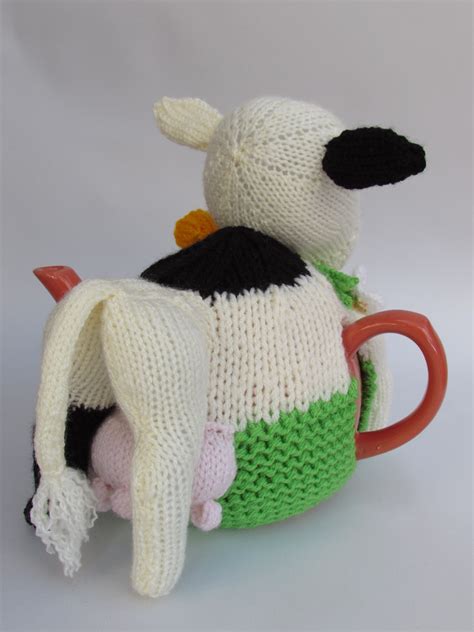 Discover free knitting patterns for socks, accessories, toys, hats, mittens, home décor and more. Friesian Cow tea cosy knitting pattern