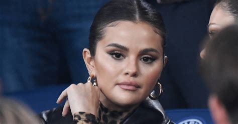 Selena Gomez Puckers Up For New Close Up Selfies Parade