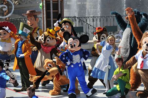 Mickey Presents Happy Anniversary Disneyland Paris Review Dlp Town