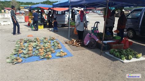 The tourists and travelers to malaysia and johor bahru visit pasar malam both to purchase the malaysian local items and to enjoy the crowd and the cool breeze at johor bahru. Johor Bahru Fishing Village Near Tuas Checkpoint - Simply ...