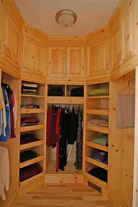 That's why some smart small bedroom ideas are needed. 32 Fabulous Small Walk In Bedroom Closet Organization ...