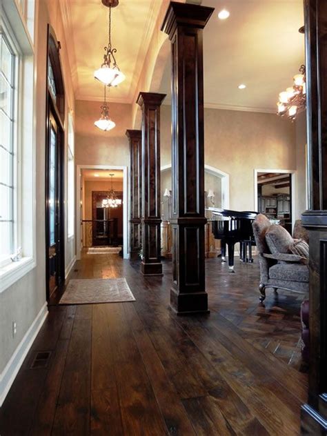 Columns Keep The Hallway From Dinginess And Give The Living Room Poise