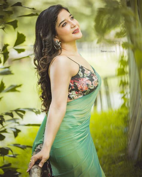 South Indian Actress Sakshi Agarwal Exposing Hot In Green Saree Photos Hd Images Pictures