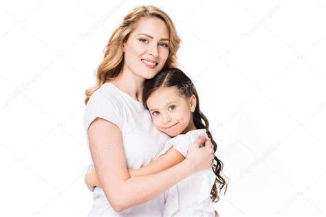 Retrato De Sonriente Madre E Hija Abrazándose Aisladas En Blanco 2022