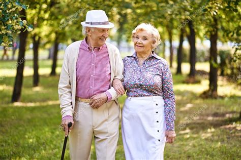 Imágenes Adultos Mayores Caminando Adultos Mayores Felices Caminando