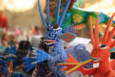 The alebrijes of mexico have a history as colorful as the art itself. Arrazola presenta su Guelaguetza con sus tradicionales ...