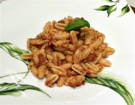 Arriviamo in sardegna e io imparo a fare i malloreddus. Ricette letterarie: Gnocchetti al pesto di pomodori secchi ...
