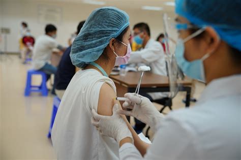 Diễn biến dịch thế giới. Cận cảnh tiêm vắc xin Covid-19 cho 500 công nhân Khu công ...