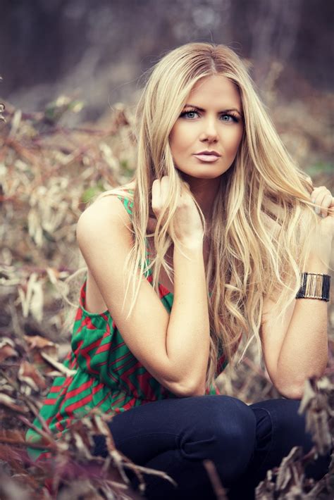 Pin By Casey Holzworth On Hairstyle Barefoot Blonde Hair