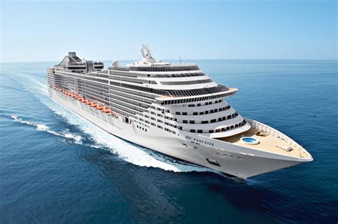 Msc cruises offer a warm welcome to customers young and old. Msc Fantasia salpa da Genova per la crociera di Natale in ...