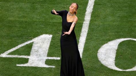 Asl Performer Goes Viral During Rihannas Super Bowl Halftime Show
