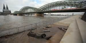 Köln hat schon viele verheerende hochwasser erlebt. Aktuelle Lage: Hochwasser! Baumstämme machen es sich auf ...