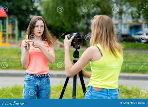 Twee Tieners In De Zomer In De Stad Schrijft De Video Aan De Camera