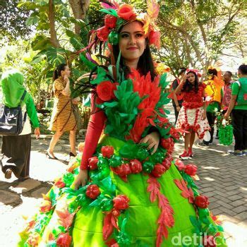 Beli produk baju daur ulang berkualitas dengan harga murah dari berbagai pelapak di indonesia. Fashion Show Busana Daur Ulang Peringati Hari Lingkungan Hidup
