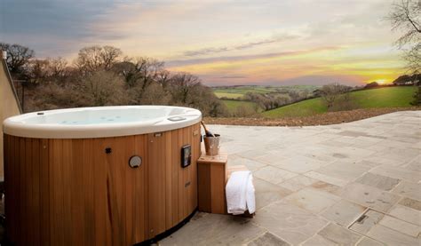 hot tub guide for holiday lets coast and country cottages