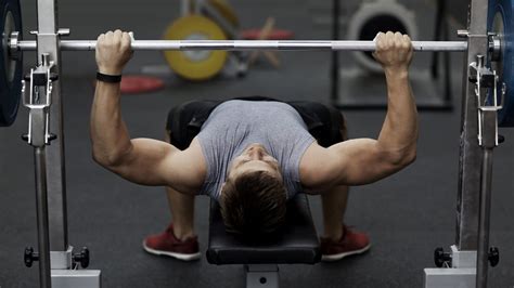 Per non rinunciare al proprio benessere ci si può mantenere allenati anche a casa. Esercizi per sviluppare i pettorali in palestra