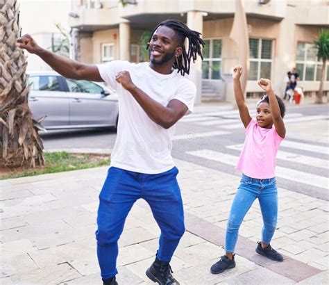 Padre E Hija Sonriendo Confiados Bailando Juntos En La Calle Imagen De