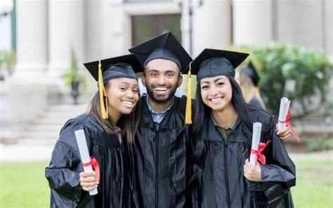 20 Scholarships For Graduate School Students To Apply For In 2024