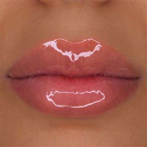 Pin By 𝒋𝒐𝒄𝒆𝒍𝒚𝒏 On Makeup In 2020 Lip Colors Shiny Lips Glossy Lips