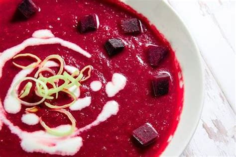 12 ricette con le barbabietole rosse che svolteranno il vostro inverno. Zuppa di barbabietole rosse: un piatto invitante della ...