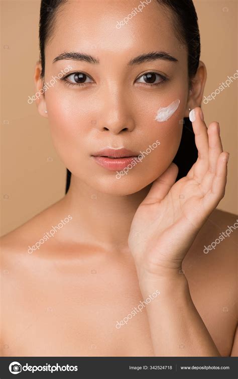 Beautiful Naked Asian Girl Applying Facial Cream Isolated Beige — Stock
