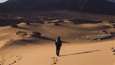 Download Wallpaper 3840x2160 Desert Loneliness Solitude Sand Traces