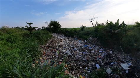 Kacau Aliran Kali Busa Di Bekasi Penuh Sampah Bau Menyengat Hingga