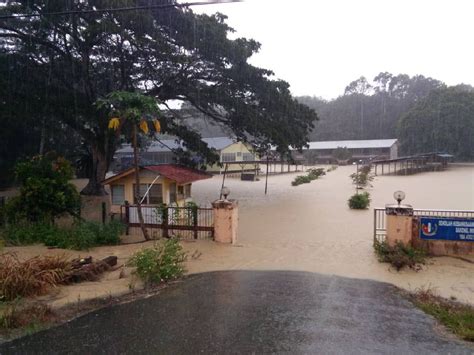 Banjir kilat landa Miri | Wilayah | Berita Harian