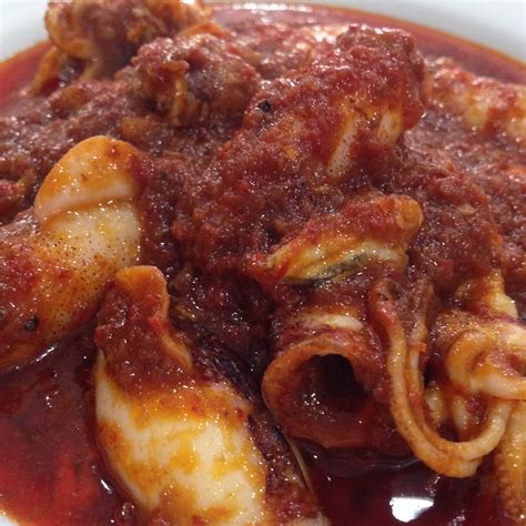 Bila air sotong kering, ia akan terbit minyak, kacau sekali sekala sotong supayat tidak hangus. Cik Wan Kitchen: Sambal Sotong Ringkas