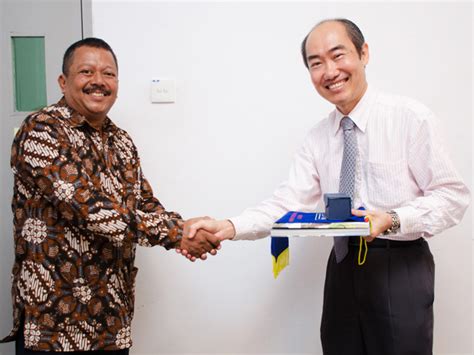 Bagi keluarga iman wan tuck meng, 52, dan norhaida hasan, 45, mereka berdepan dengan cabaran yang lebih berat apabila mereka perlu membesarkan dan mendidik anak autisme. Dr Lim introducing UTAR to the delegates