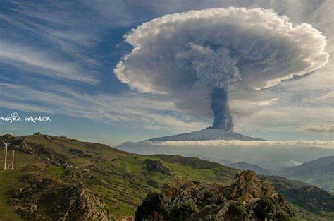 Etna's eruptions have been documented since 1500 bc, when phreatomagmatic eruptions drove people living in the eastern part of the island to migrate to its. Stromboli Vulkaan