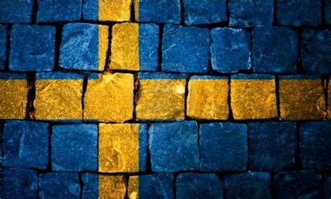 La norma actualmente vigente que regula los colores y la composición de la bandera sueca es la ley de banderas de 1982. suecia bandera muro - Agenda Pública