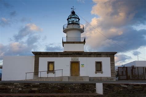 The cap de creus (cabo de creus in spanish) is a peninsula and a headland located at the far northeast of catalonia, some 25 kilometres (16 mi) south from the french border. El faro de Luisu: Faro de Cap de Creus