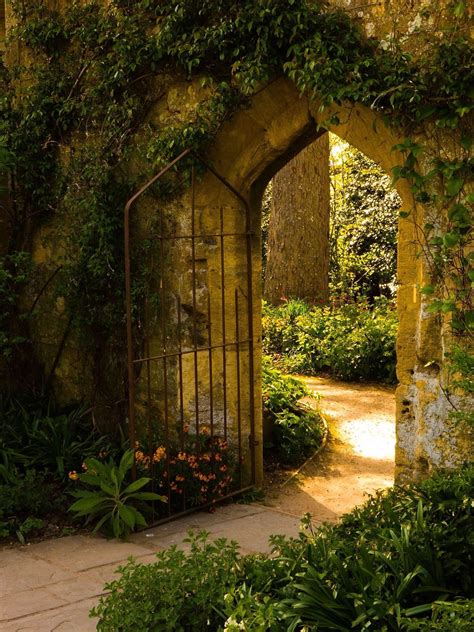 Garden Gate At Sudeley Castle Beaux Jardins Portail Jardin Jardins