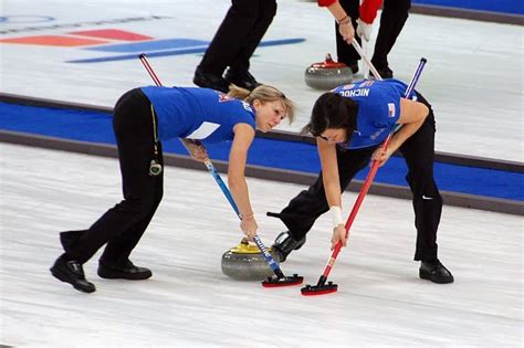 Curling El Deporte De Invierno Donde Se Saca Brillo Y Se Barre El Hielo