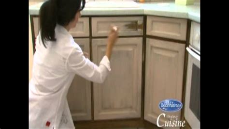 En una cocina no es necesaria demasiada decoración, los muebles, y utensilios rellenan prácticamente todo el espacio, por este mismo motivo tener en cuenta de qué color son y cómo combinarán con las tonalidades elegidas es muy 7 tipos de pinturas para renovar cocina y baño. Como aplicar una pintura efecto anticuario a tus muebles ...