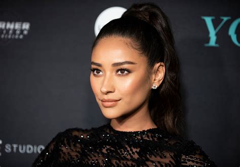 Shay Mitchell Kept Some Of Emilys Clothes From “pretty Little Liars” Teen Vogue