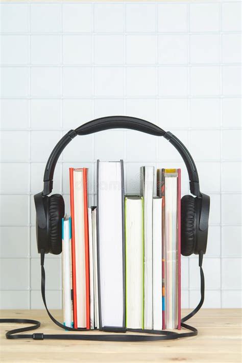 Concepto Del Libro De Audio Auriculares Y Libros De Fondo Blanco Foto