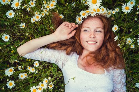 Hippie Chic The Secret To Wearing Flowers In Your Hair
